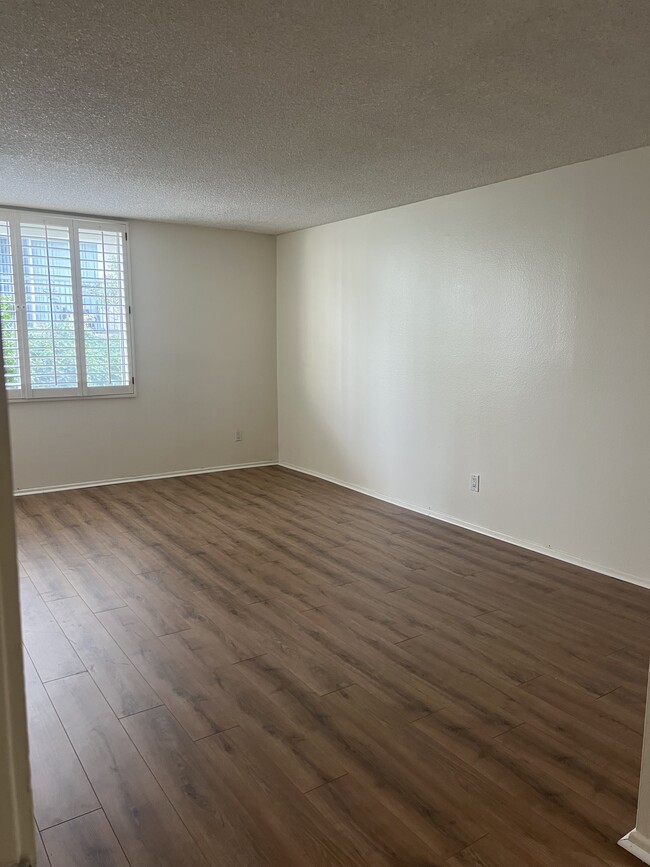 Master bedroom - 6526 Ocean Crest Dr