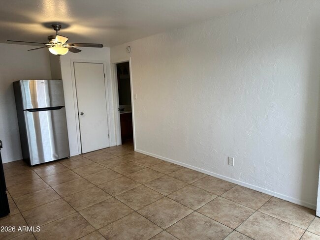 Building Photo - 427 E Friar Ave