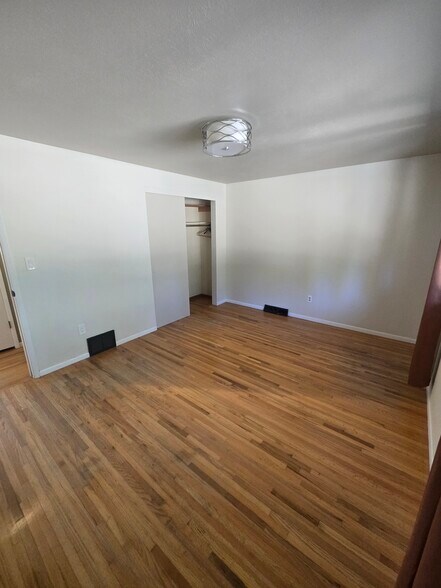 Building Photo - 3010 W Weile Ave