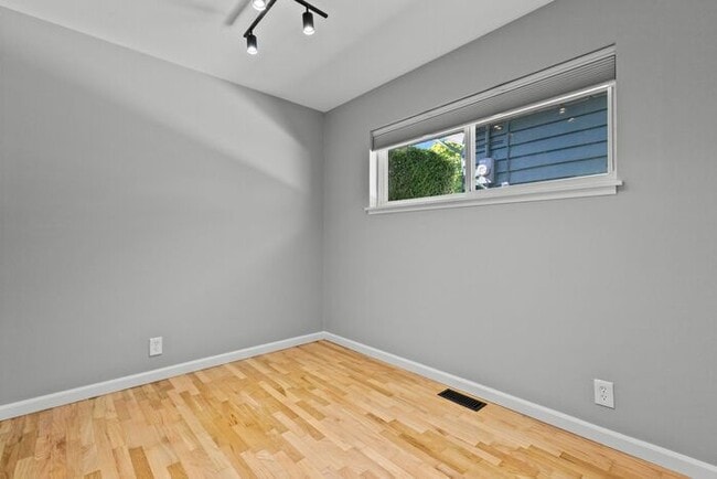 Building Photo - Freshly Updated West Seattle Rambler w/ Ai...