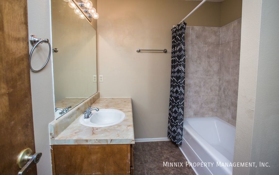 Building Photo - 4701 Country Club Dr