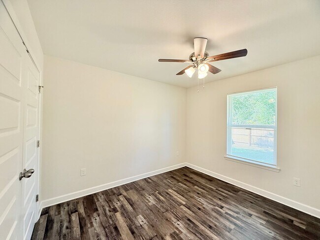 Building Photo - Beautiful 3-Bedroom Home - Open Split Floo...