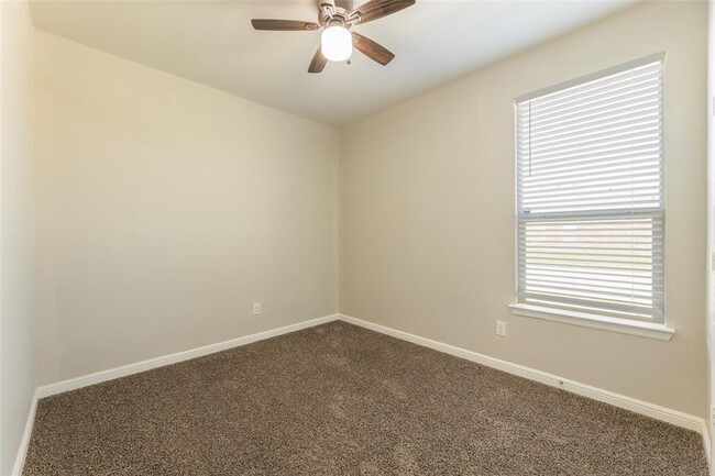 Building Photo - 1000 Meadow Scape Dr