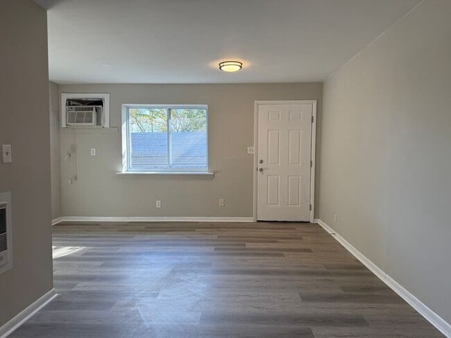 Building Photo - Renovated Duplex in Woodbine - Washer and ...