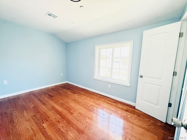 Building Photo - 139-20 Lakewood Ave