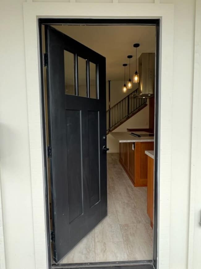Building Photo - NEWER 3/2 Construction in Eureka! Beautifu...