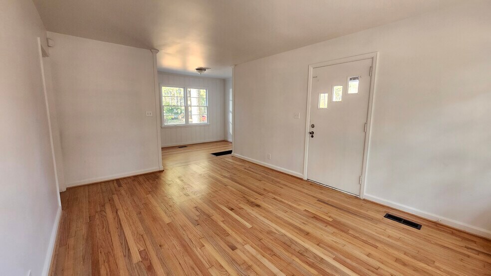 Building Photo - 153 Carol Dr