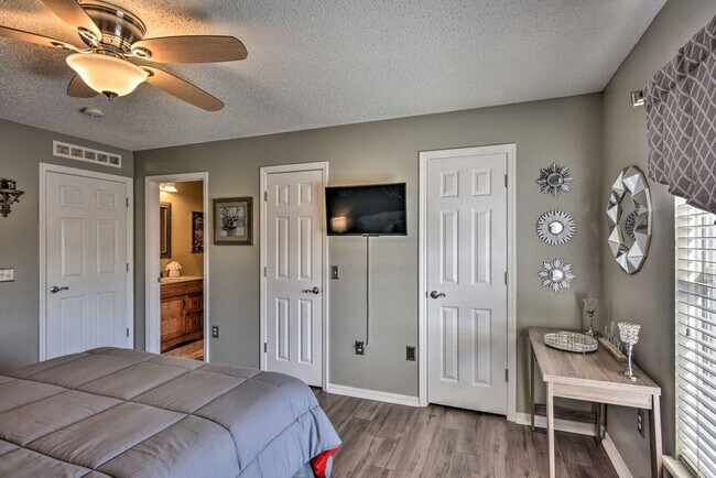 Building Photo - 407 Samuel St