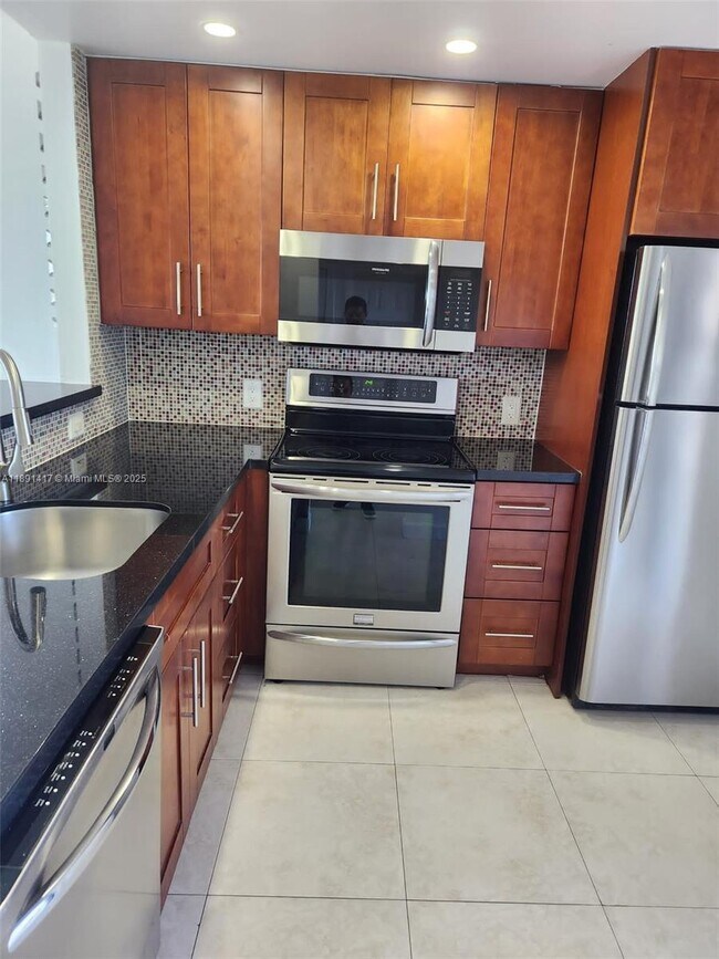 Primary Photo - 3301 N Country Club Dr