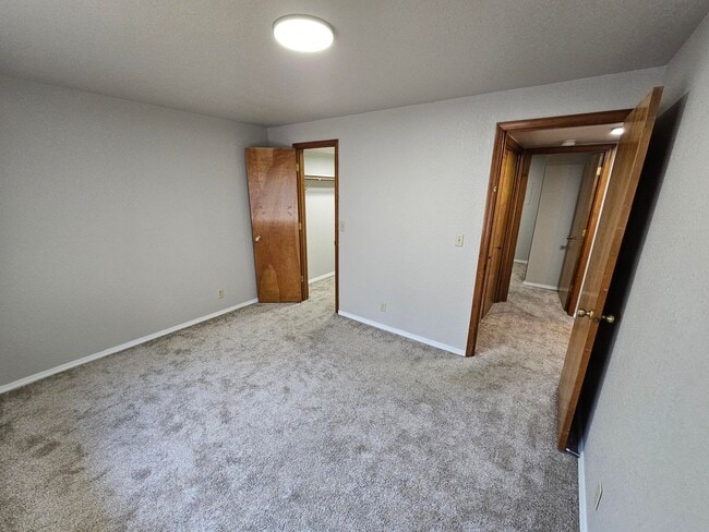 Building Photo - 2 bedroom 1.5 bath. Downtown Townhome Clos...