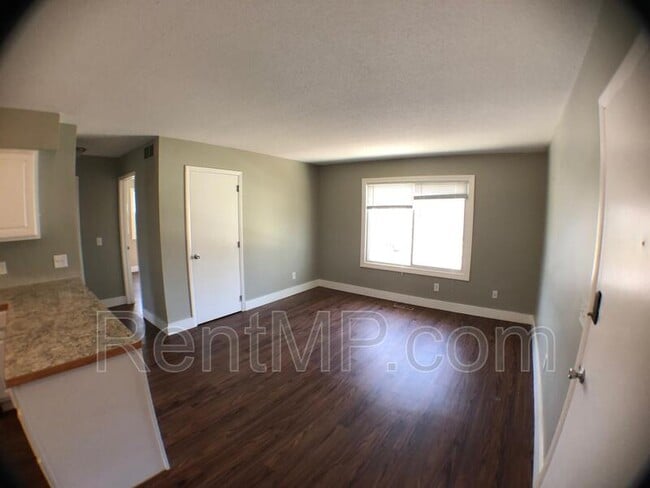 Building Photo - 303 S Oak St