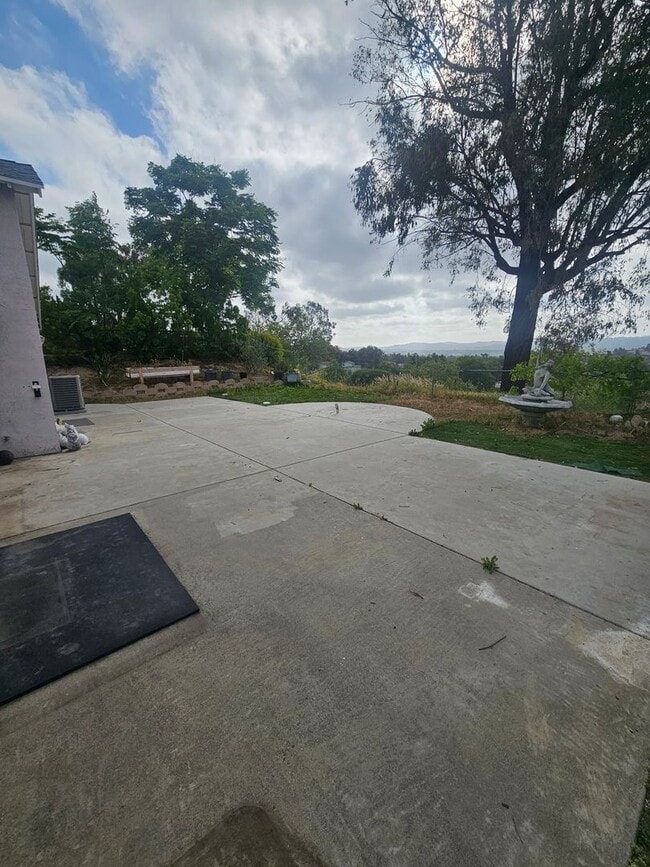 Building Photo - 4 bed 2 bath house