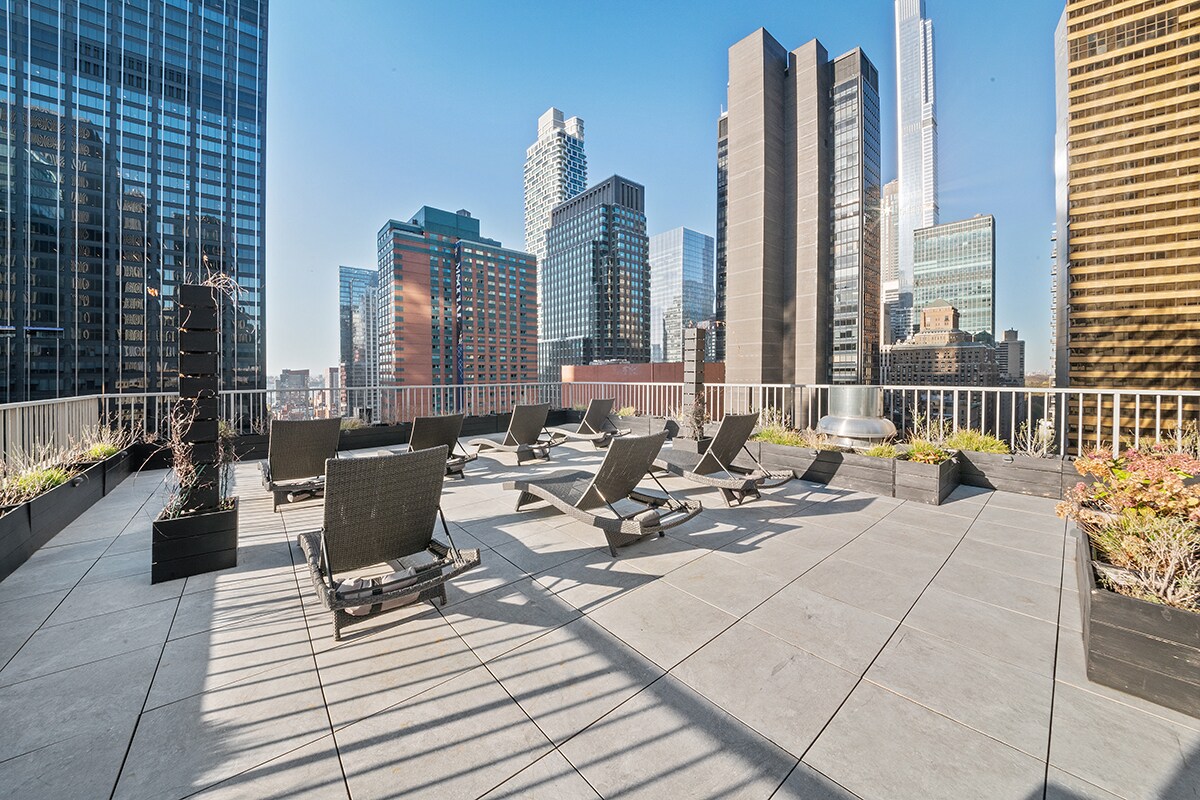 Building Photo - 150 West 51st Street