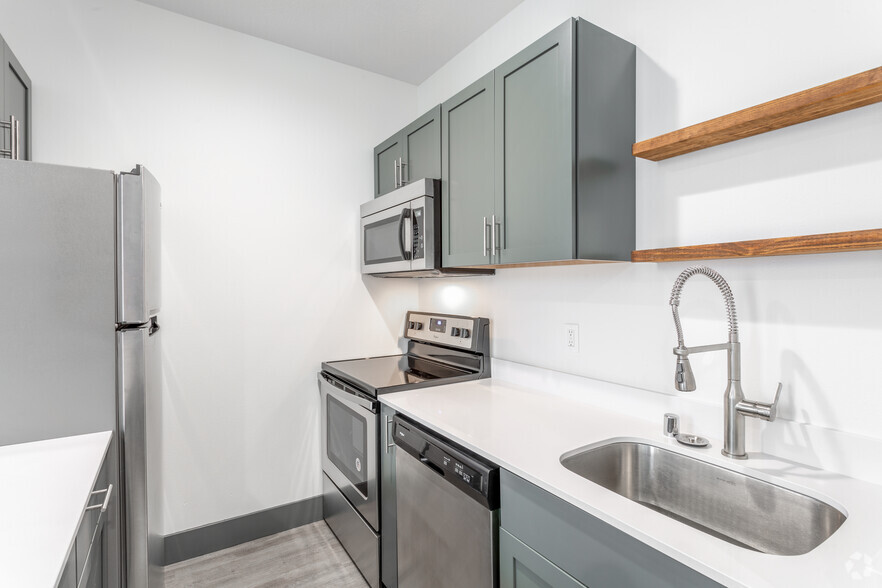 1BR, 1BA - 407 SF - The Academy