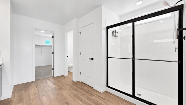 Building Photo - Newly built home with loads of space and S...