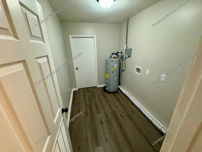 Building Photo - Elegant Elkin!