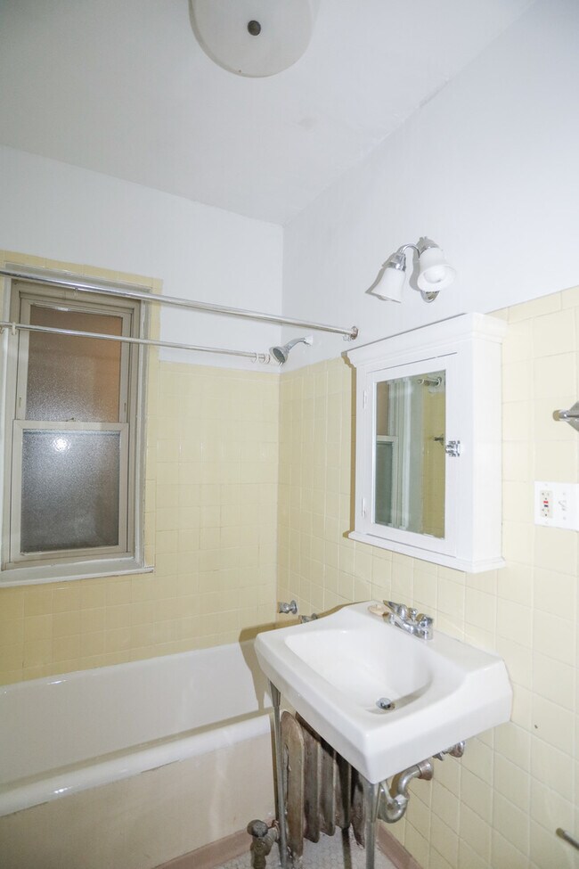 Building Photo - 7711 N Sheridan Rd