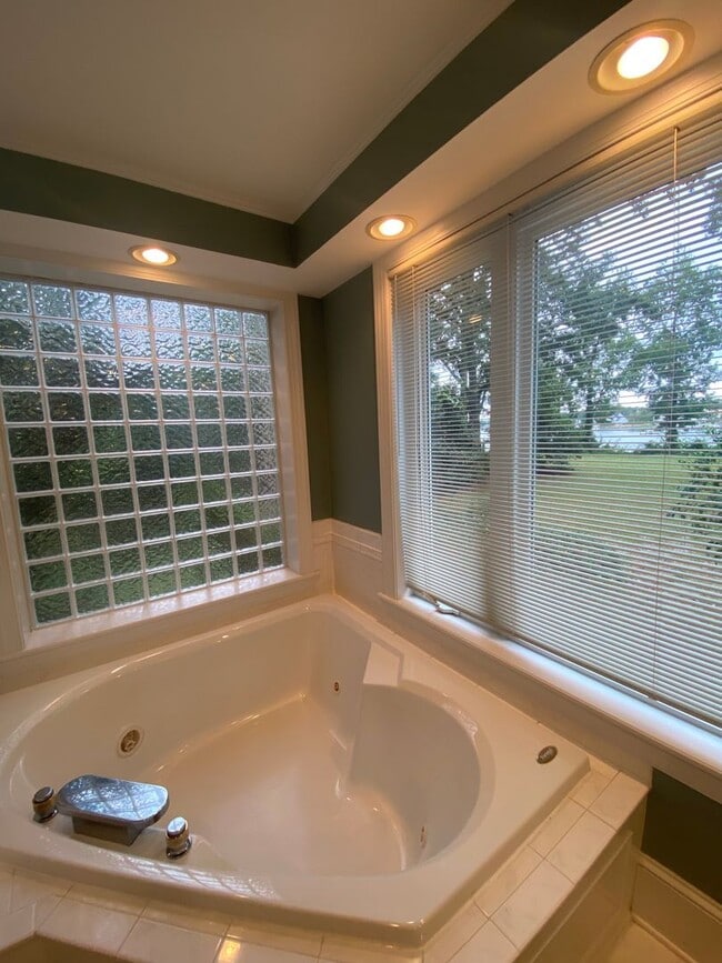 Building Photo - Beautiful 3 BR/2.5 BA Waterfront Home on Trent River!