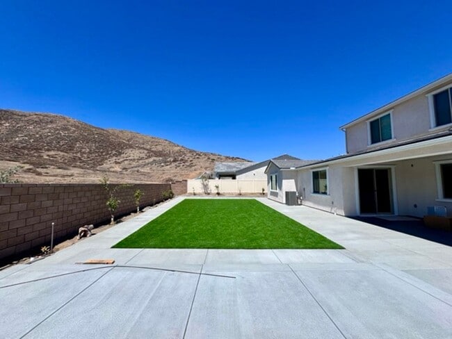 Building Photo - Spacious 5BD/3BA Home with Loft, Solar & B...
