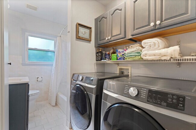 Building Photo - Charming Ardsley Park Bungalow Fully Furni...