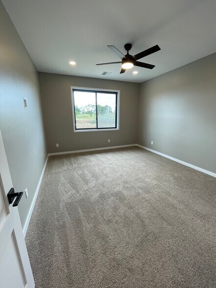 Building Photo - 328 E Blue Bell Dr