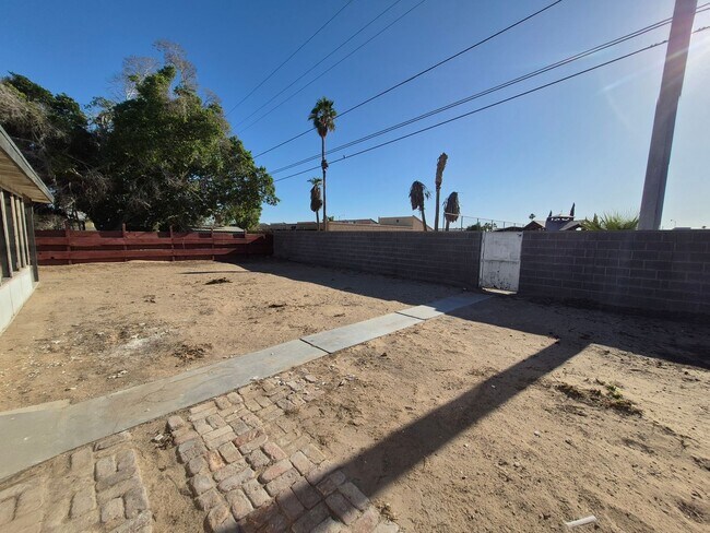 Building Photo - Large 4 Bed 2 Bath House