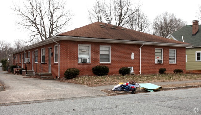 Primary Photo - 417 N Cedar St