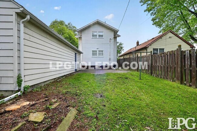 Building Photo - 4140 Caroline Ave