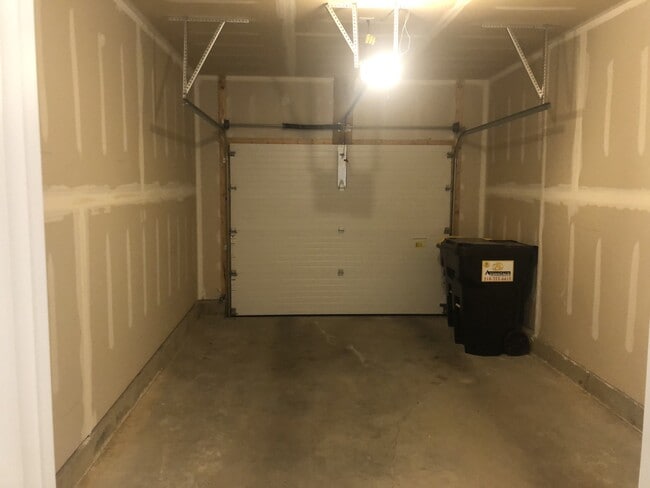 Building Photo - 2405 Rosa RoadRidge Manor Ct