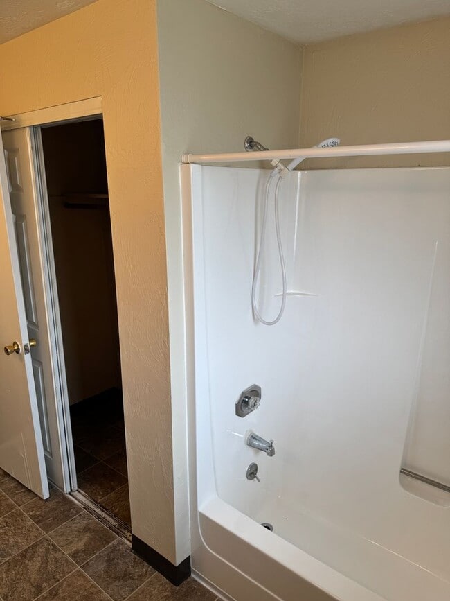 Building Photo - Updated 2 bedroom 1 bathroom duplex in Springfield!