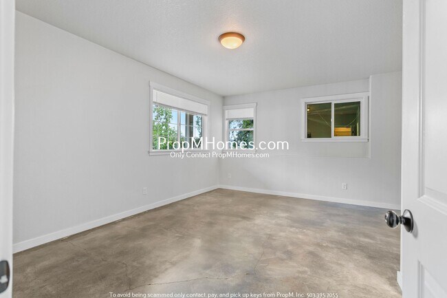 Building Photo - Vibrant Four-Bedroom Country Retreat with ...
