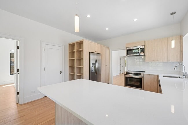 Building Photo - 2755 Eastwood Ave