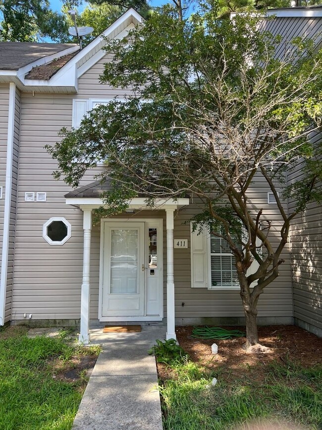 Building Photo - LARGE 3 BEDROOM TOWNHOME