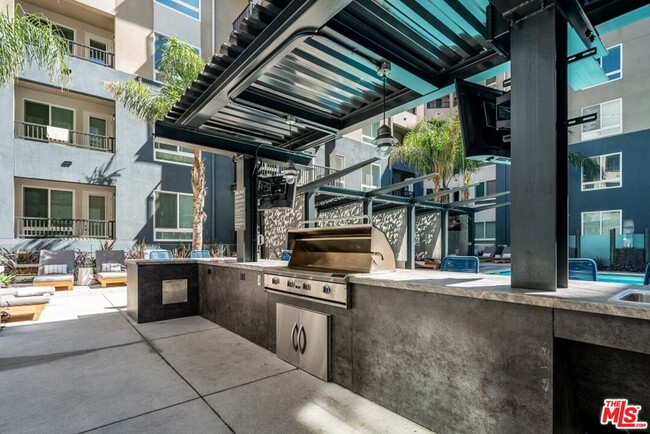 Building Photo - 435 W Los Feliz Rd