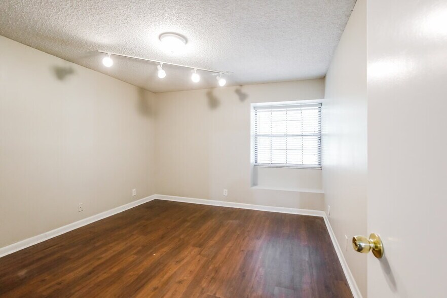 Building Photo - 6390 NW 47th Ct