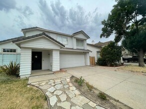 Building Photo - Beautiful 3 Bed 2.5 Bath Home with SOLAR i...