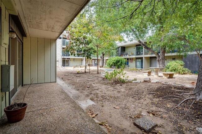 Building Photo - 500 E Riverside Dr