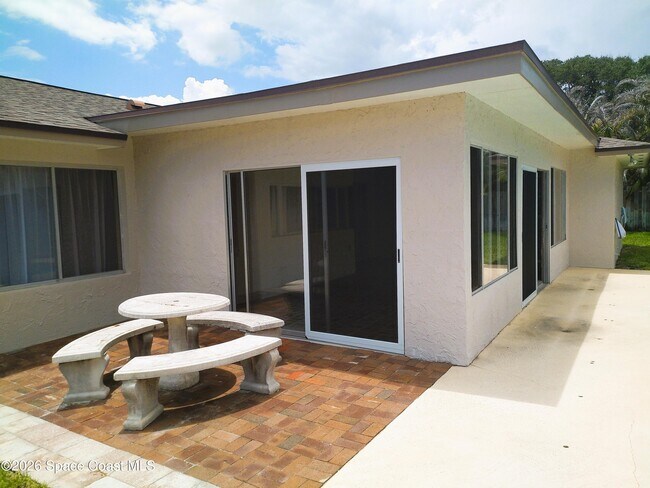 Building Photo - 530 Rio Ln