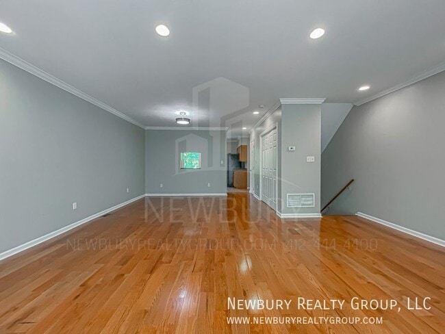 Building Photo - 135 Banksville Pl