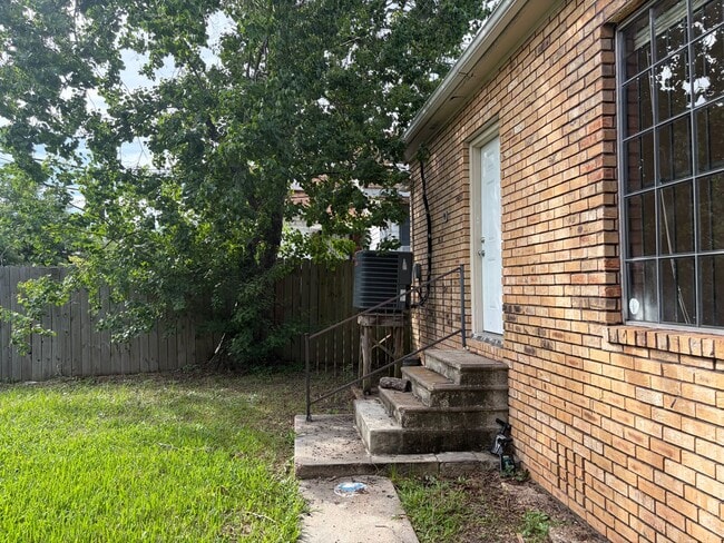 Building Photo - 3620 Clermont Dr