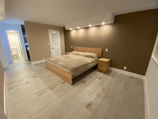 Building Photo - 3161 S Ocean Dr