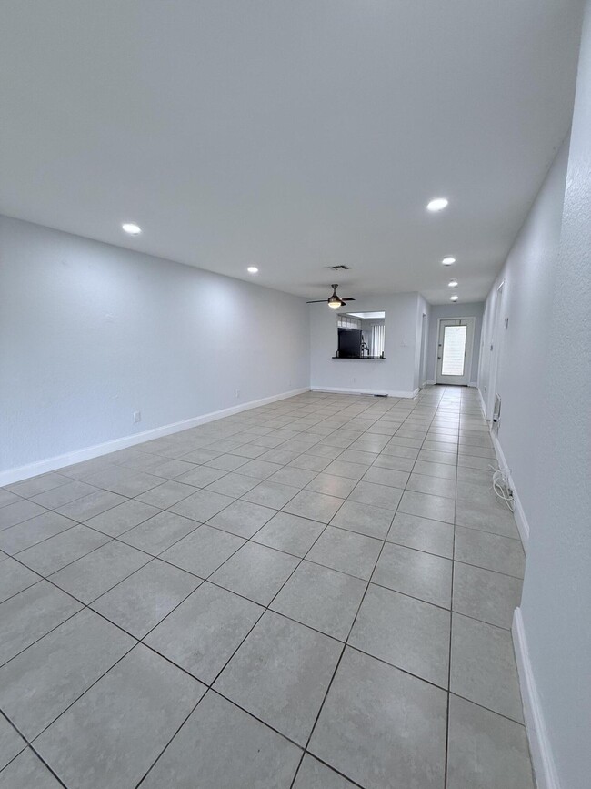 Building Photo - 9640 Oakburst Ln