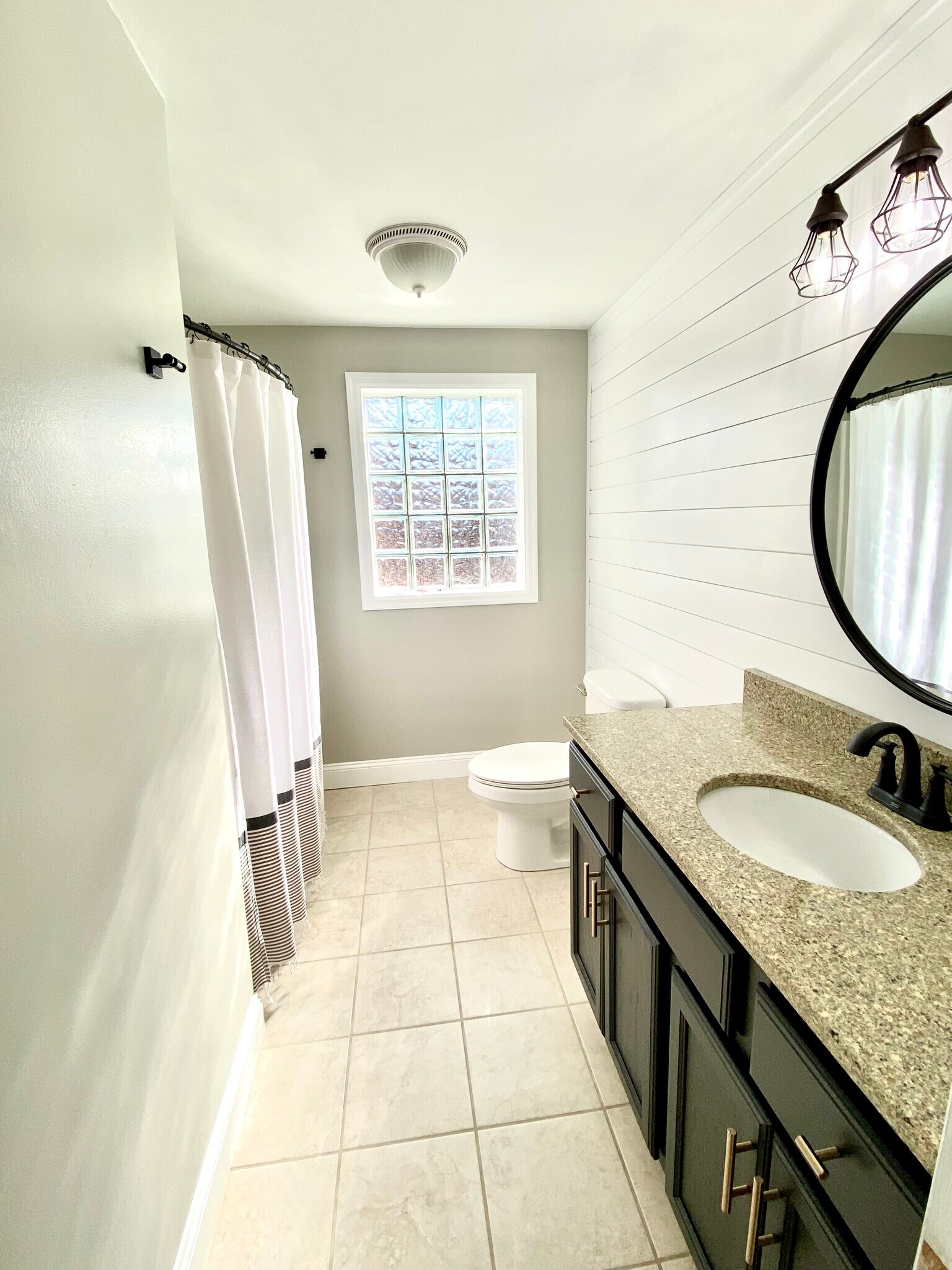 Full Bath(Upstairs) - 2416 E Grandview Ave