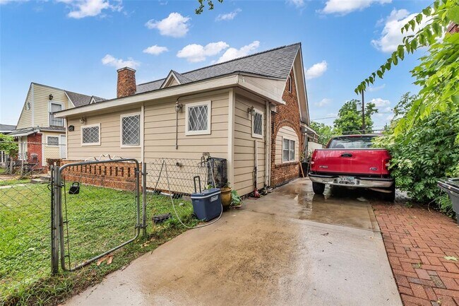 Building Photo - 3925 Woodleigh St