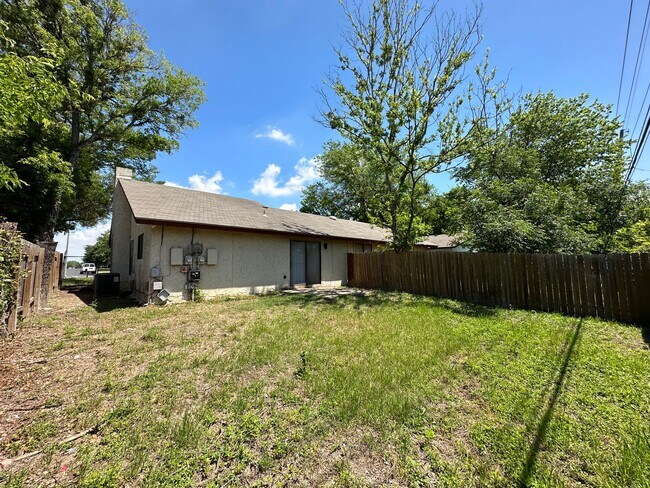 Building Photo - 2/2 Duplex near LBJ High