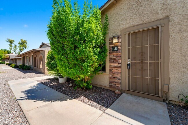 Building Photo - Well-Maintained 3-Bedroom Home Close to Shopping, Dining & Freeways!