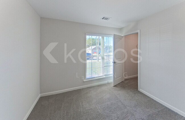 Building Photo - 751 Park Ln