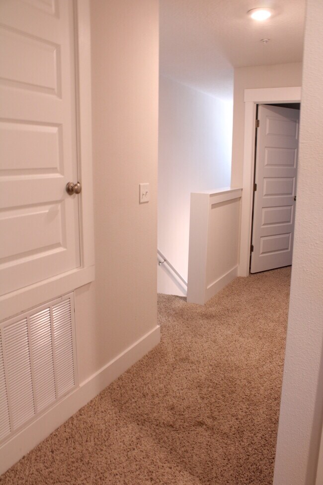 Building Photo - Beautiful New Townhome / Pet Friendly / Wi...