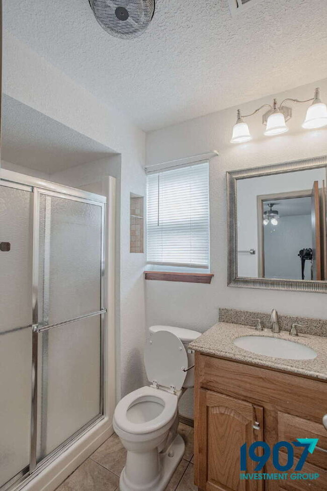 Building Photo - Beautiful 3-Bedroom Home in Yukon - Availa...