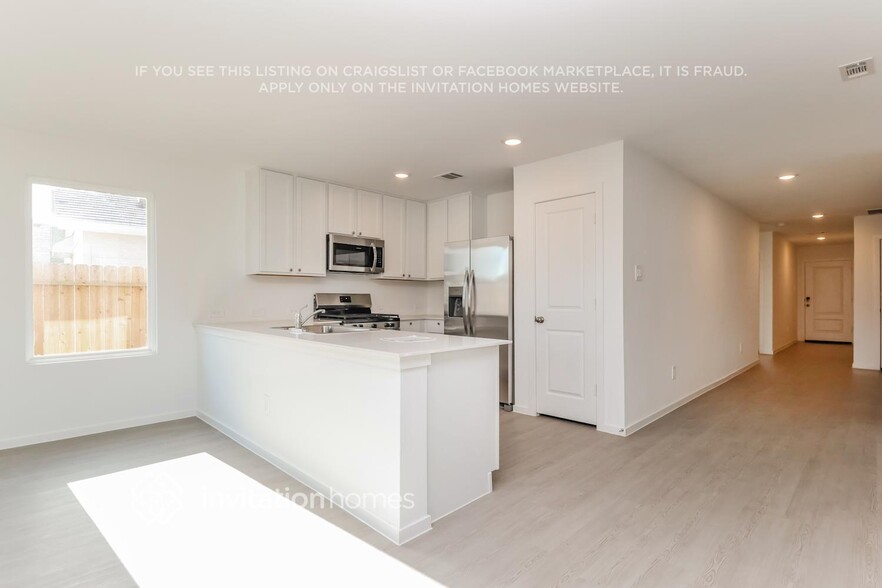 Building Photo - 16465 Blossom Grv Dr